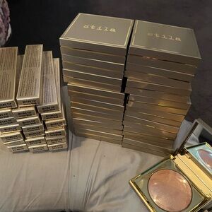 Stila Radiant Powder Highlighter - Gold